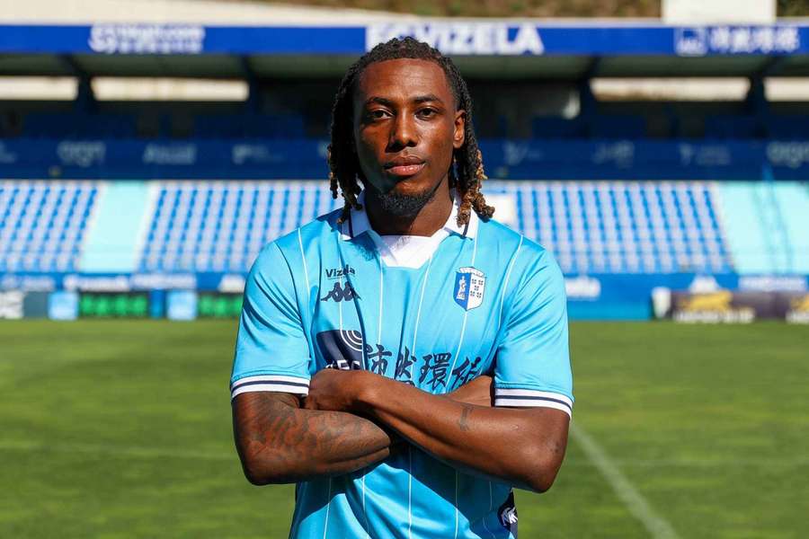 Alexis Tibidi oficializado no Vizela