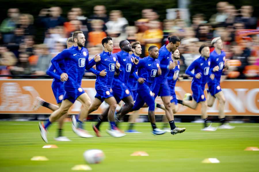 De spelers tijdens een trainingssessie van het Nederlands elftal op de KNVB Campus op 9 oktober