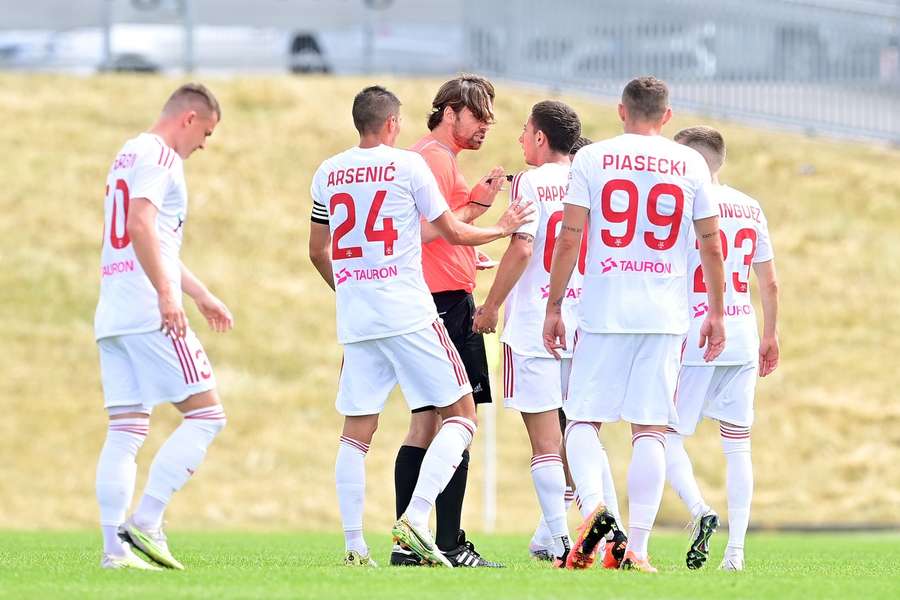 Sudí utkání Slavie oficiálně ukončil, ta ho přesto dohrála.