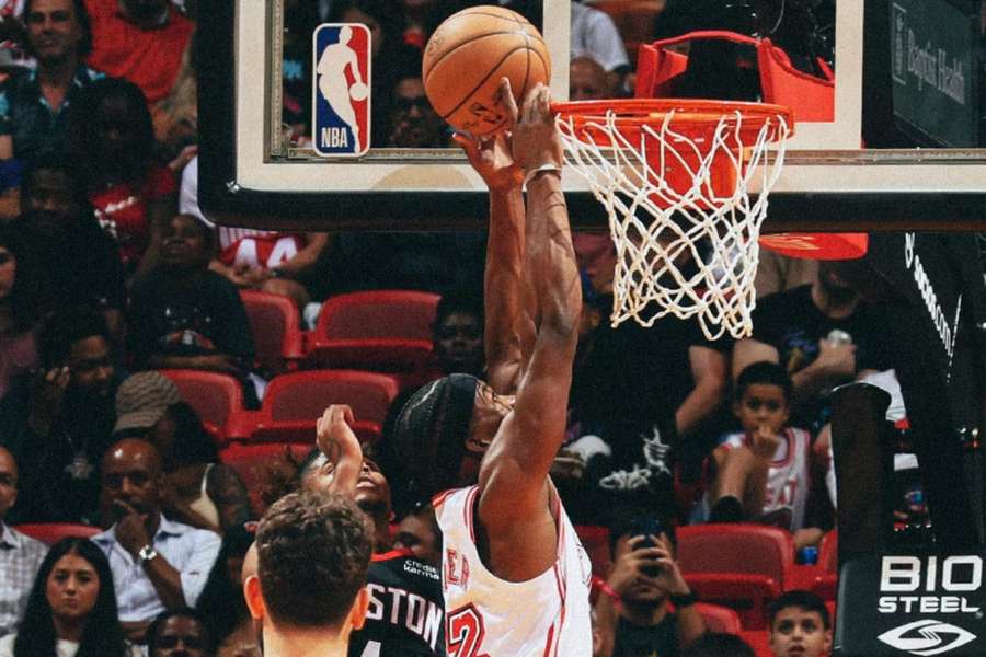 Jimmy Butler předvedl v zápase s Houstonem krásnou smeč.