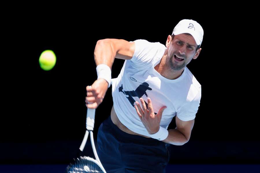 Djokovič předčasně ukončil přípravný zápas s Medveděvem, nechtěl riskovat zranění