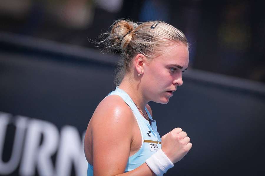 Sára Bejlek v Abú Zabí vyřadila i Jelenu Ostapenkovou.