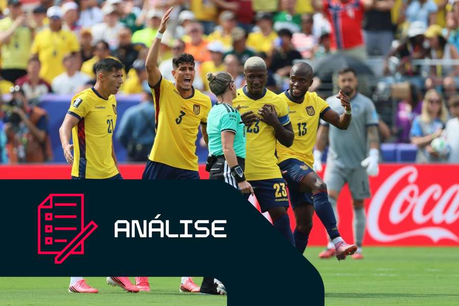 Alan Franco, Piero Hincapié, Moisés Caicedo e Enner Valencia, do Equador, protestam junto da árbitra Tori Penso