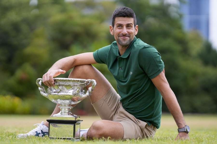 Djokovic posa com o seu troféu do Open da Austrália no ano passado