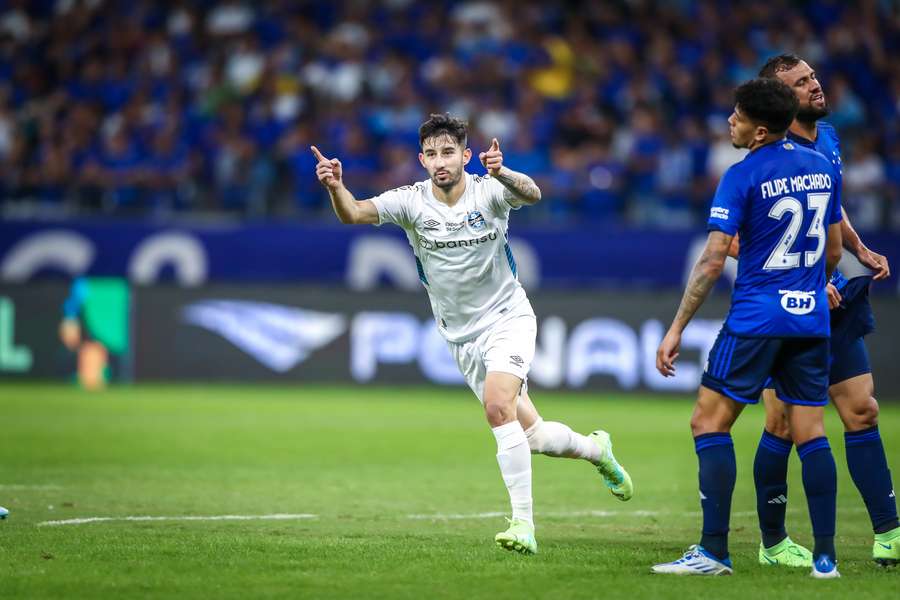 Villasanti comemora e jogadores do Cruzeiro lamentam gol