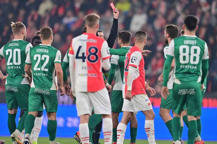 Záložník Bohemians Aleš Čermák vidí v derby se Slavií červenou kartu.