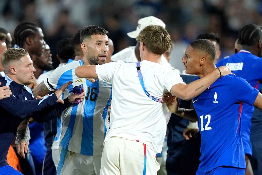 Otamendi no meio da confusão no final do França-Argentina