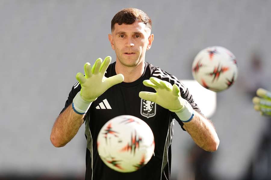 Chelsea confirm the signing of Emi Martinez: I will give 100 per cent every game Chelsea confirm the signing of Emi Martinez: I will give 100 per cent every game