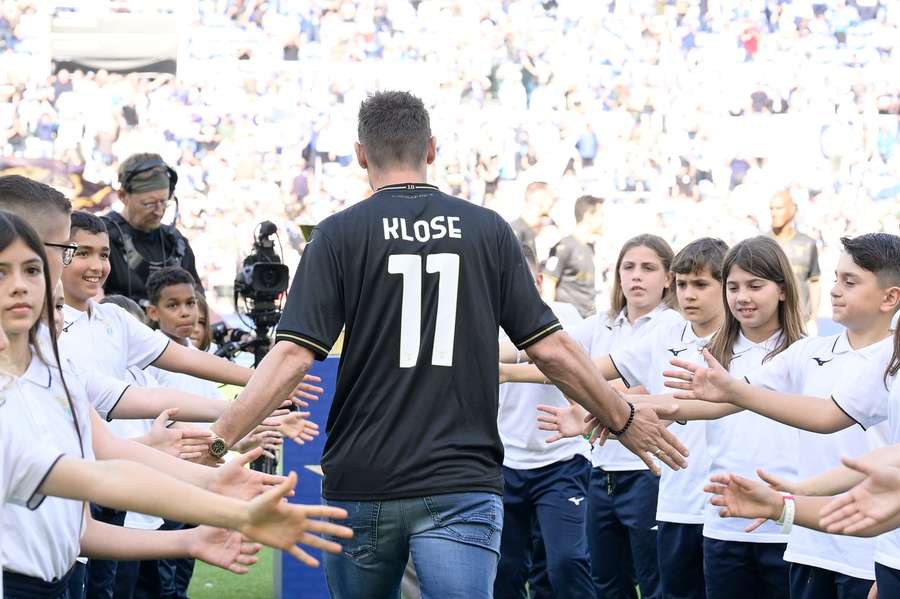 Miroslav Klose recebido num jogo da Lazio, em maio de 2023