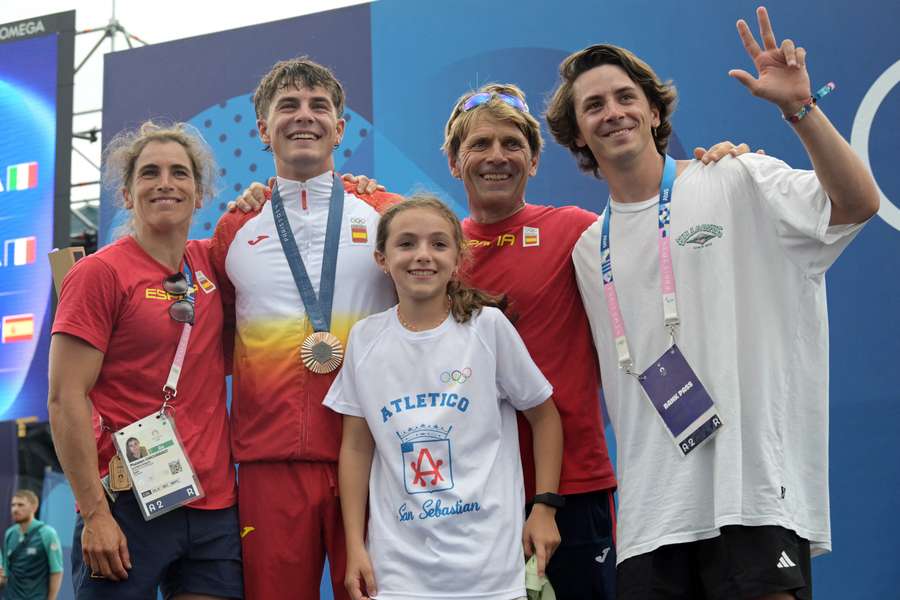 Echaniz, con Maialen Chourraut, Xabier Echaniz (ambos de rojo) y otros familiares