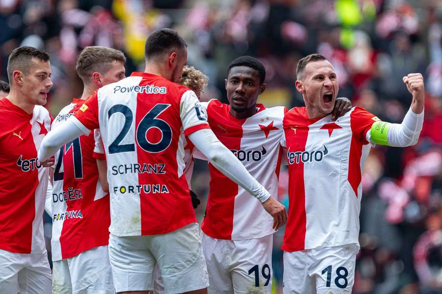 Slavia do zbytku nadstavby vstupuje s jistotou titulu. Slavia do zbytku nadstavby vstupuje s jistotou titulu.