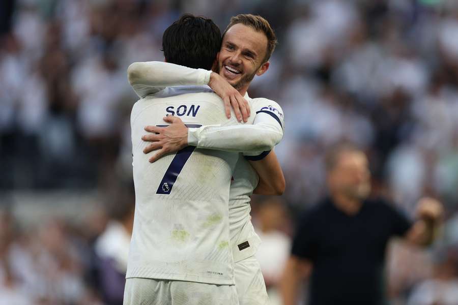 James Maddison en Son Heung-Min vieren de overwinning