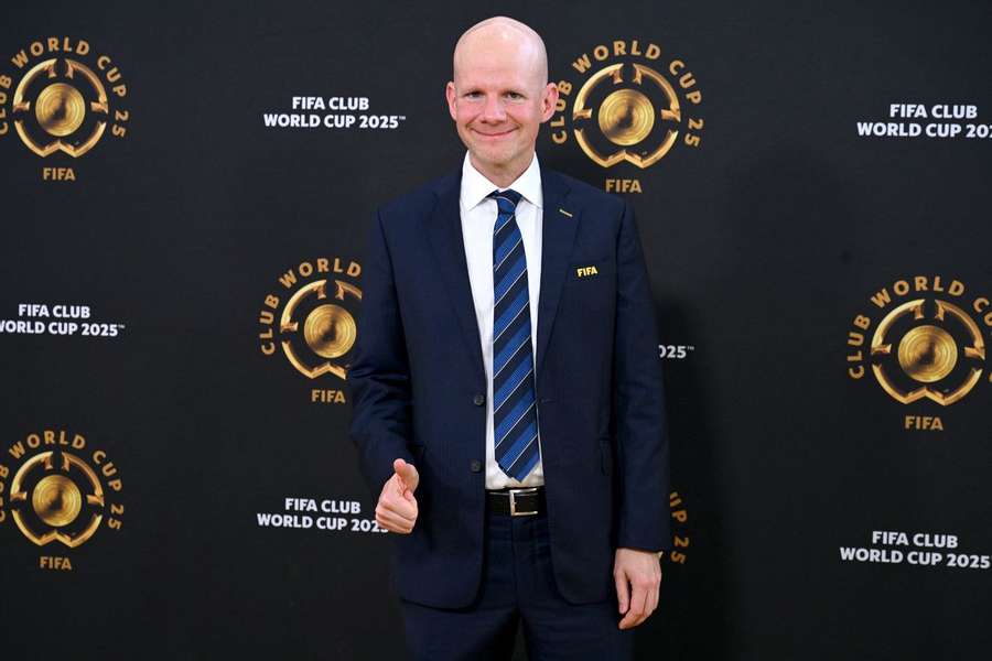Mattias Grafström lidera uma delegação da FIFA Mattias Grafström lidera uma delegação da FIFA