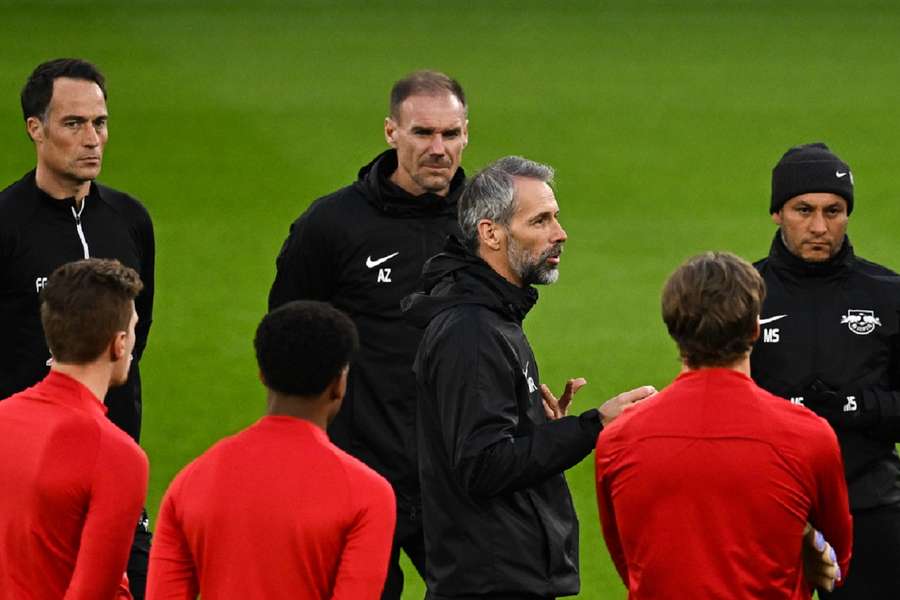 Marco Rose tijdens de training van Leipzig in het Ethiad Stadium op maandagavond