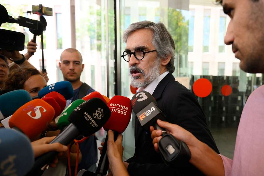 Cristobal Martell, Dani Alves' advokat, taler med medierne uden for retsbygningen Ciutat de la Justicia i Barcelona.