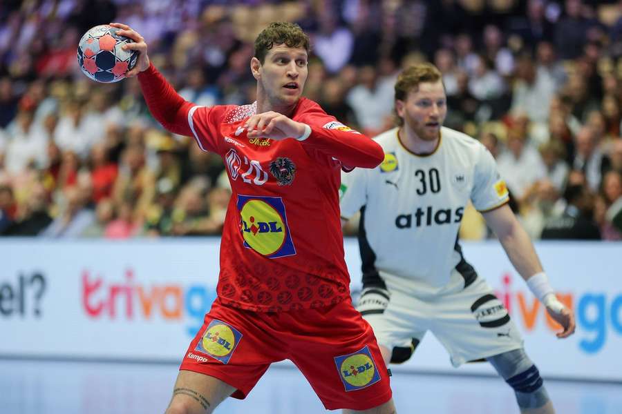 Sebastian Frimmel (m.) ist bester Torschütze der Partie.