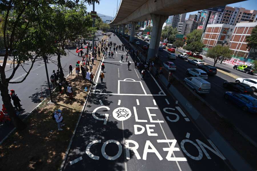 MEKSYK – 28 MARCA: Protestujący przeciwko MŚ grają w piłkę na prowizorycznym boisku namalowanym na Periferico, jednej z głównych obwodnic Mexico City. MEKSYK – 28 MARCA: Protestujący przeciwko MŚ grają w piłkę na prowizorycznym boisku namalowanym na Periferico, jednej z głównych obwodnic Mexico City.