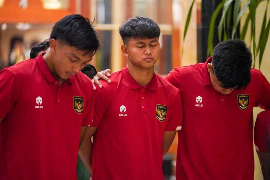 Jugadores de Indonesia Sub-20 consternados por la noticia.
