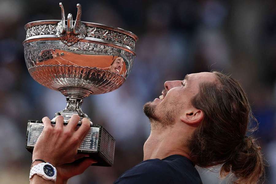 Alexander Zverev mit der French-Open-Trophäe Alexander Zverev mit der French-Open-Trophäe