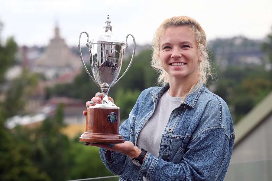 Siniaková s trofejí z Wimbledonu.