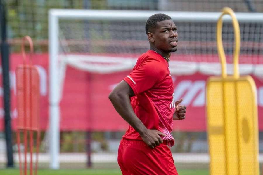Paul Pogba v Monaku zatím jen trénuje.