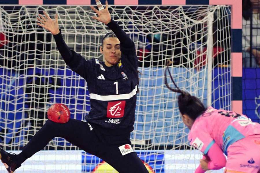 Carmen Campos lanza un penalti ante Glauser