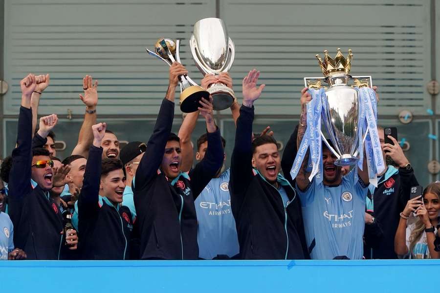 Rodri laat de FIFA Club World Cup zien tijdens de parade van Manchester City