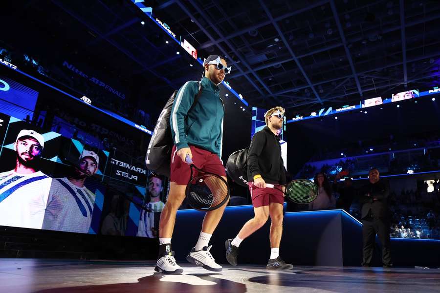 Tim Pütz (l.) und Kevin Krawietz (r.) mit Sonnenbrillen bei den ATP Finals Tim Pütz (l.) und Kevin Krawietz (r.) mit Sonnenbrillen bei den ATP Finals