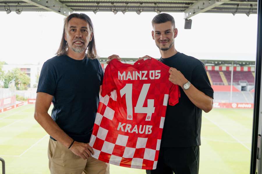 Sportdirektor Martin Schmidt und Neuzugang Tom Krauß