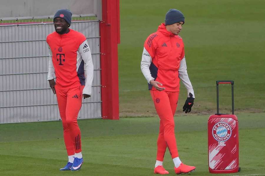 Bayerns Musiala (r.) und Davies wollen zeitnah wieder in Pflichtspielen auf dem Platz stehen