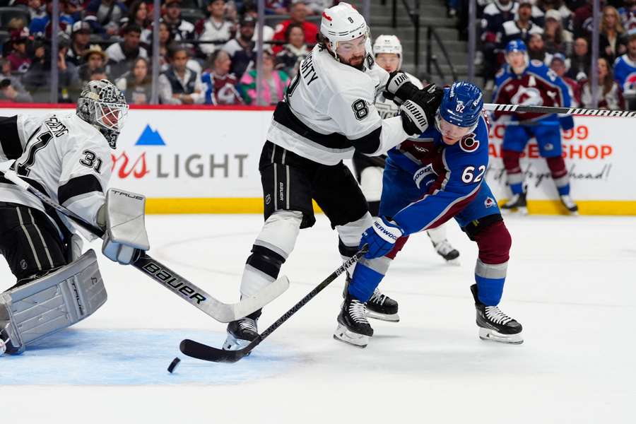 Avalanche sa na prvú výhru natrápili.