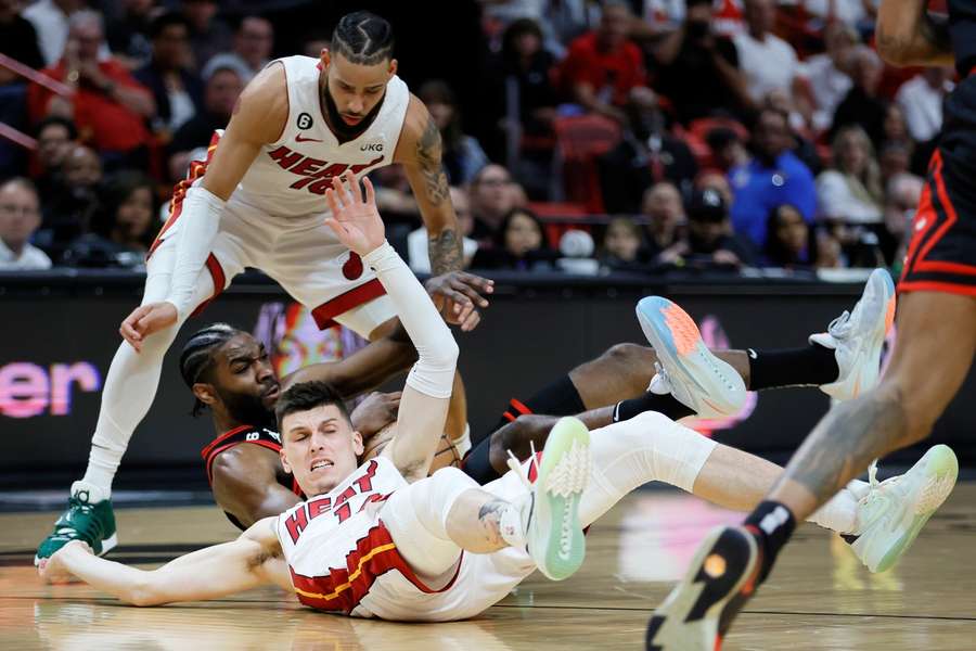 O loptu bojujú Tyler Herro (Miami Heat) a Patrick Beverley (Chicago).