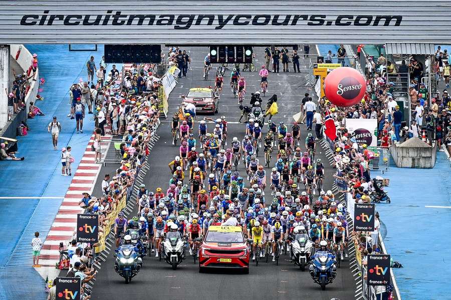 Cyklisti odštartovali 12. etapu na okruhu Nevers Magny-Cours. Cyklisti odštartovali 12. etapu na okruhu Nevers Magny-Cours.