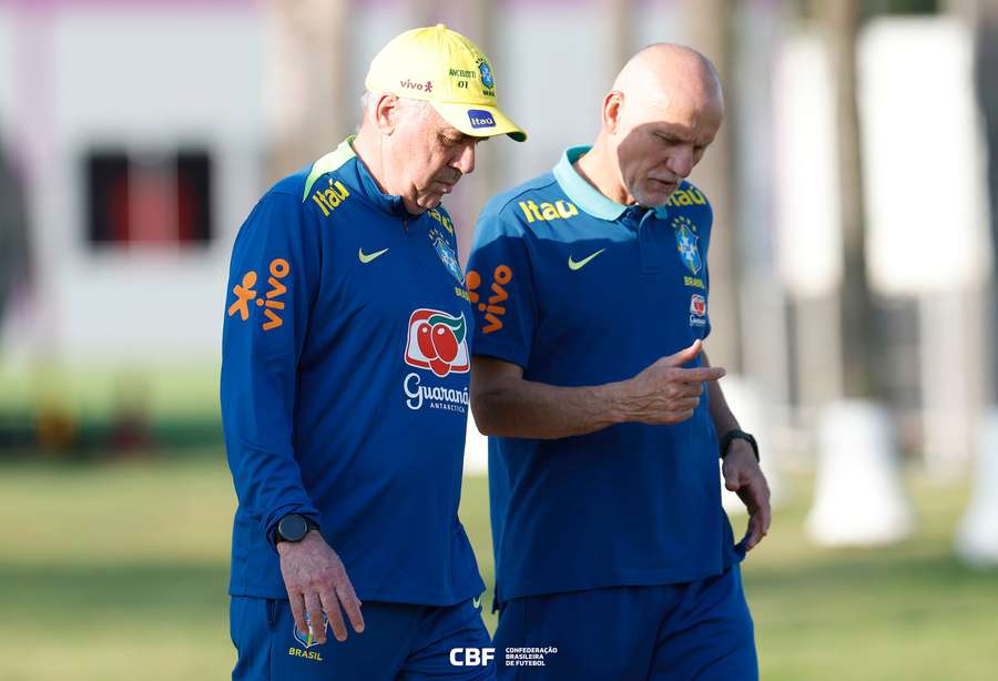 Ancelotti conversa com Taffarel, membro de sua comissão técnica Ancelotti conversa com Taffarel, membro de sua comissão técnica