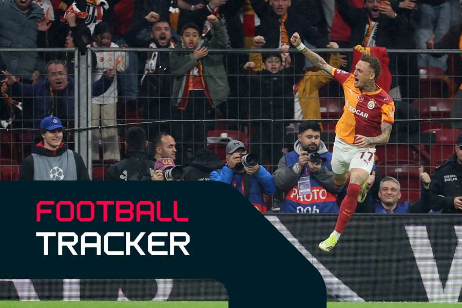 Noa Lang celebrates his goal