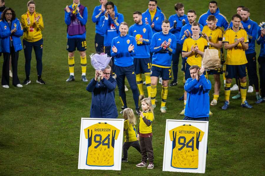 Het afscheid van bondscoach Janne Andersson en assistent Peter Wettergren na de wedstrijd tegen Estland