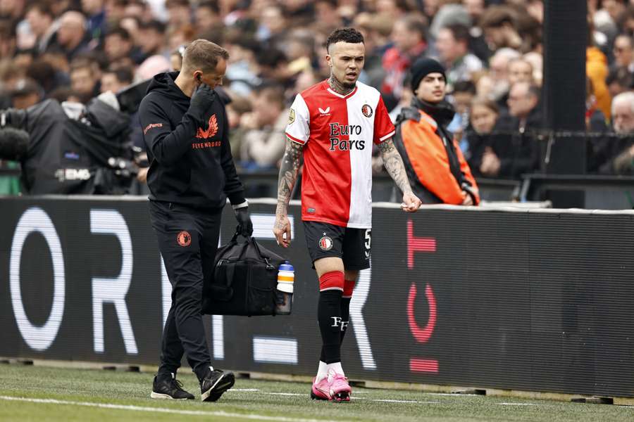 Arne Slot vreest voor de blessure die Quilindschy Hartman opliep in de thuiswedstrijd tegen FC Utrecht
