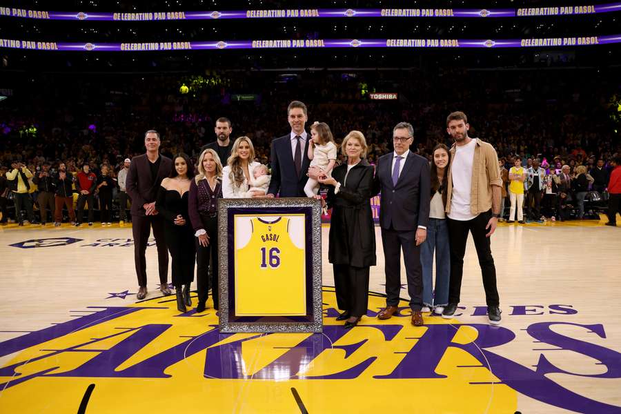 Pau Gasol com a camisola 16 e várias pessoas próximas, entre as quais Vanessa Bryant