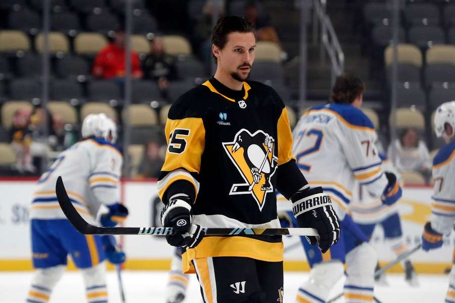 Erik Karlsson nově obléká dres Pittsburghu.