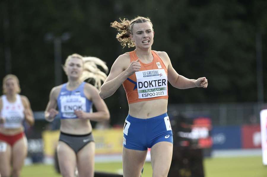 Dokter in actie tijdens de 800 meter