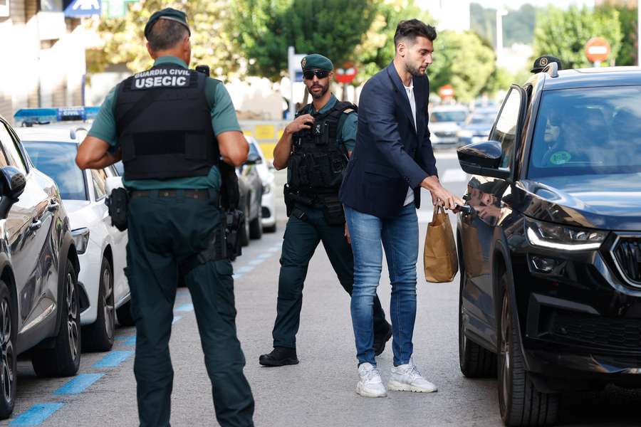 Rafa Mir leaves court