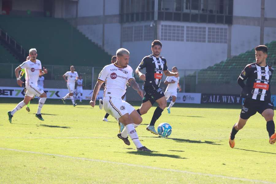 O time de Araraquara venceu os mineiros no Independência