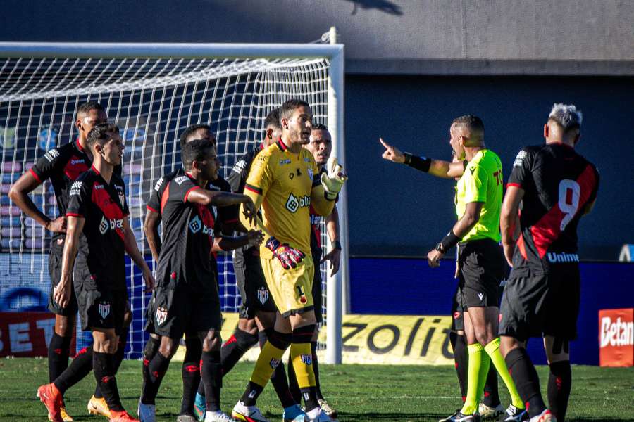 Atlético-GO x Flamengo ficou marcado por decisões polémicas e arbitragem confusa