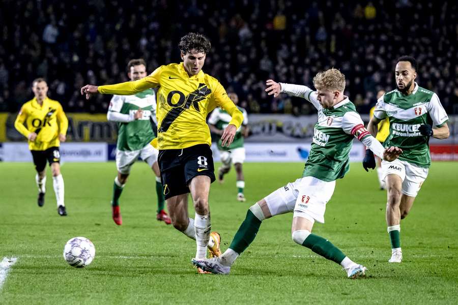 FC Dordrechts Jari Schuurmans met een tackle op NAC's Matthew Garbett tijdens de KKD-wedstrijd op 24 februari 