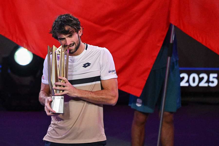 Valentin Vacherot con il trofeo del Mille di Shanghai