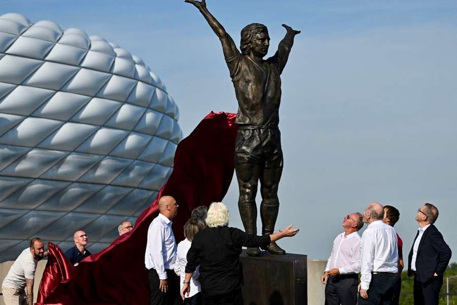 Lobende Worte über Gerd Müller und Harry Kane bei der Einweihung des Denkmals zu Ehren Müllers.