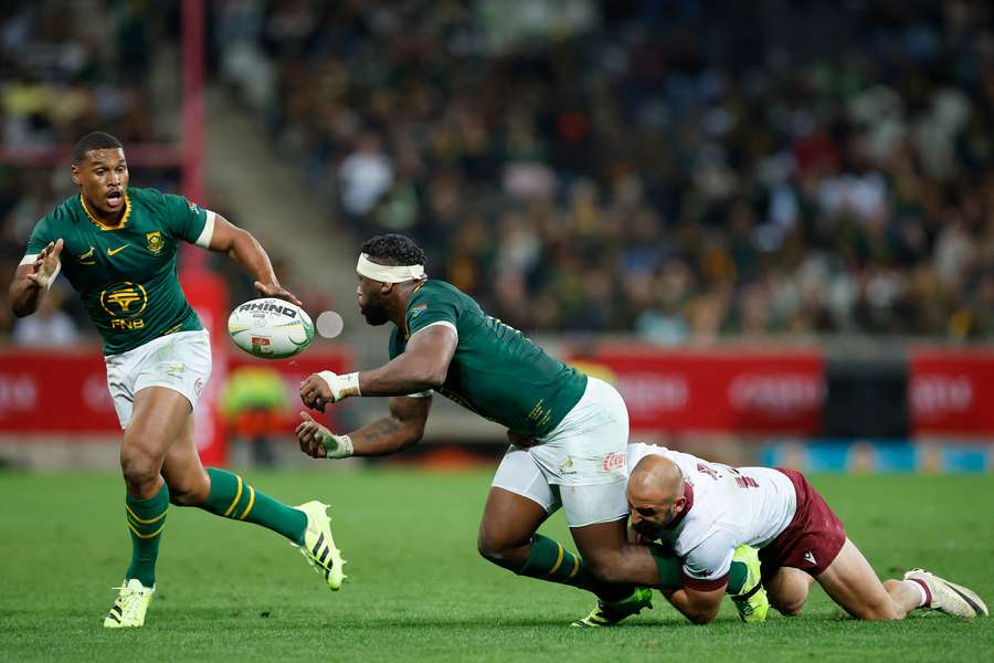 Siya Kolisi passes the ball to Damian Willemse against Georgia in July. 