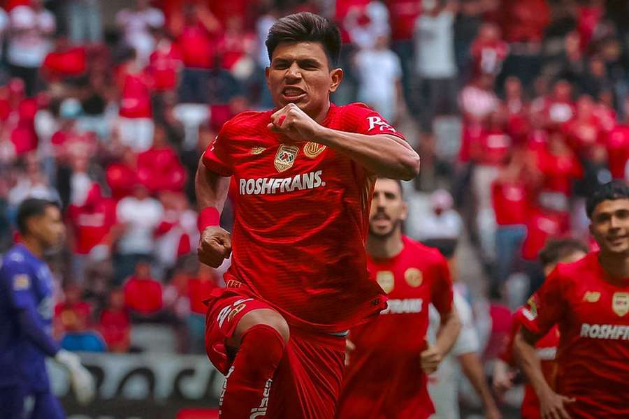 Díaz celebra após o calcanhar de Paulinho