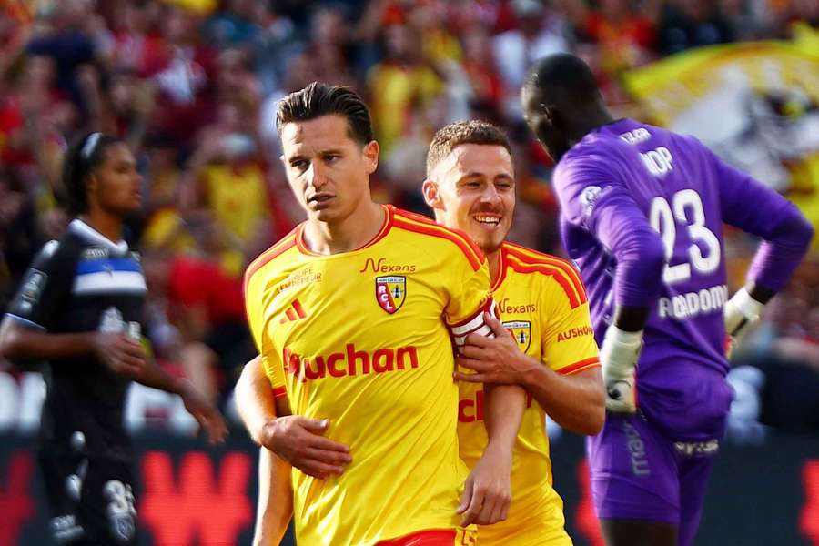 Hráči Lens Florian Thauvin a Michaël Cuisance. Hráči Lens Florian Thauvin a Michaël Cuisance.