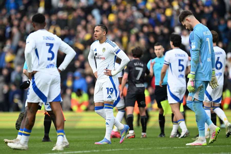 Mateo Joseph, do Leeds United, e os seus companheiros de equipa  desanimados no final do jogo